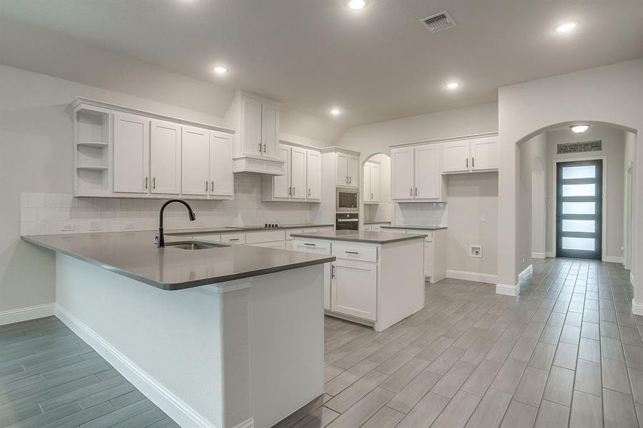 Furnished interior view inside a new home in Oak Hills, Burleson (Image 7).