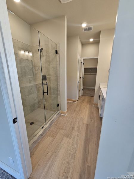 Spacious, unfurnished interior of a new home in , Spring Branch (Image 9).