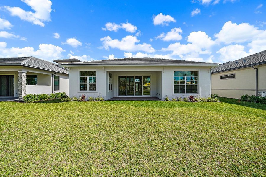 Exterior details and patio area of a home in L'Ambiance at Avenir, Palm Beach Gardens (Image 29).