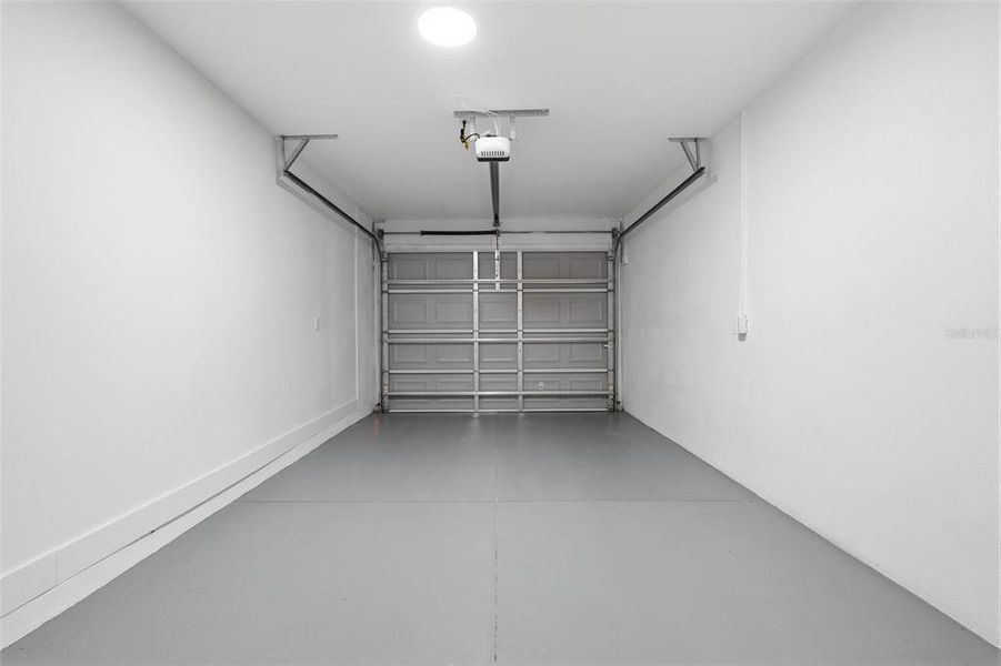 Spacious, unfurnished interior of a new home in , Crystal River (Image 23).