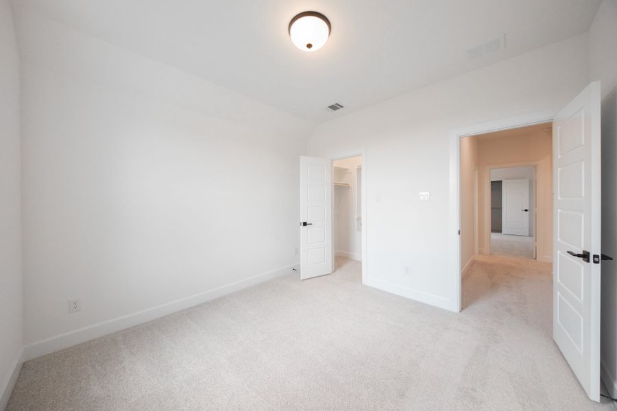 Spacious, unfurnished interior of a new home in Heath Golf and Yacht Club, Heath (Image 25).