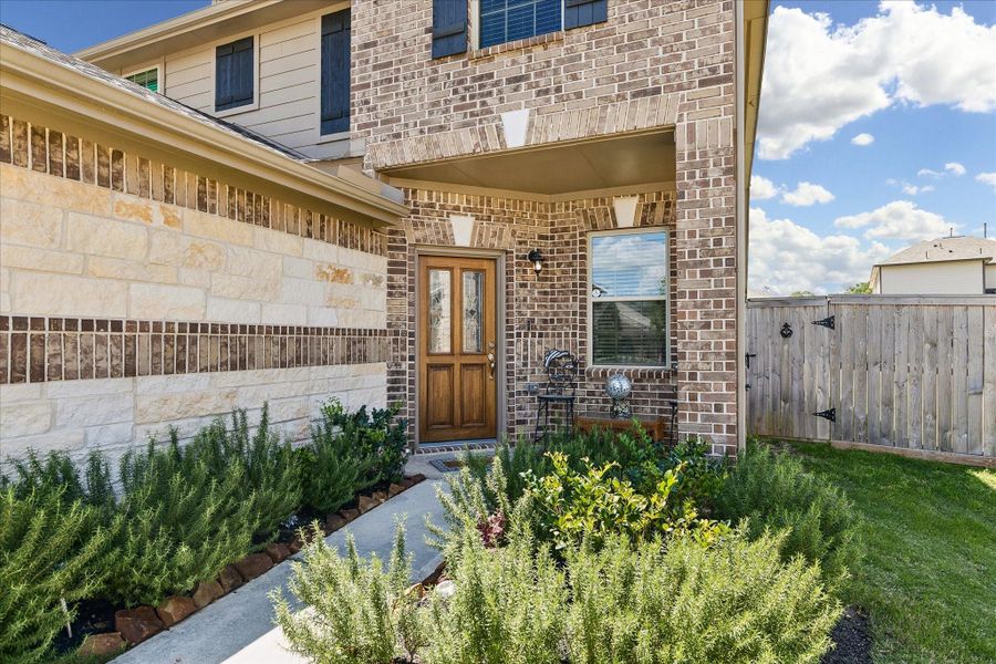Exterior details and patio area of a home in Stonebrooke, Conroe (Image 21).