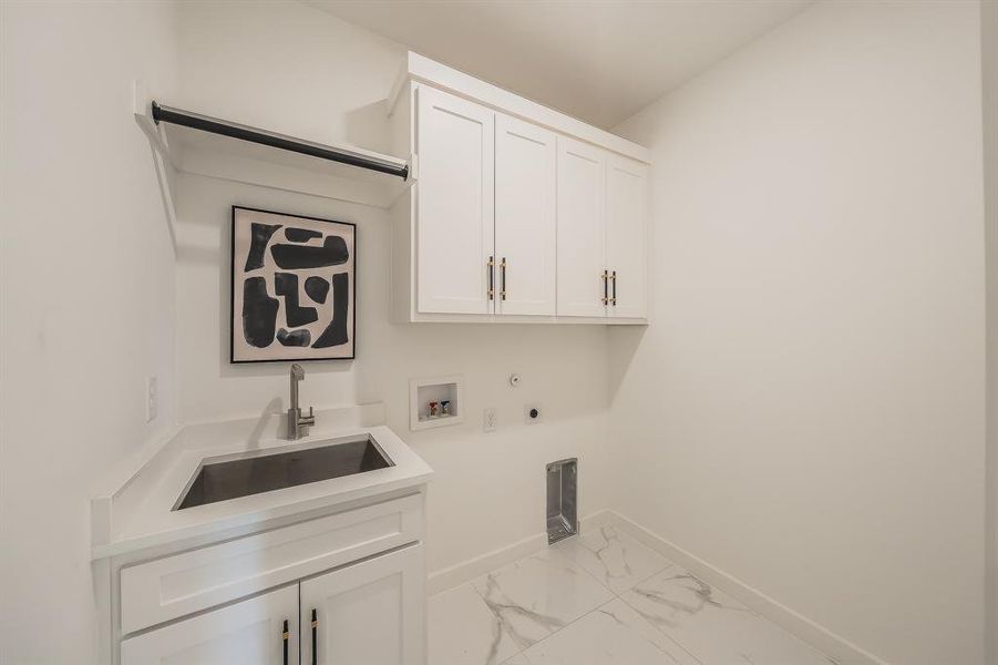 Furnished interior view inside a new home in , Colleyville (Image 19).