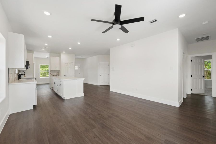 Spacious, unfurnished interior of a new home in , Santa Fe (Image 10).