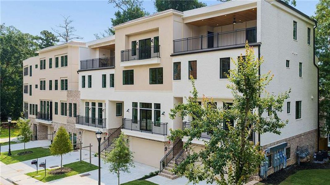 Condo located in Atlanta, GA showcasing its design and architecture (Image 3).