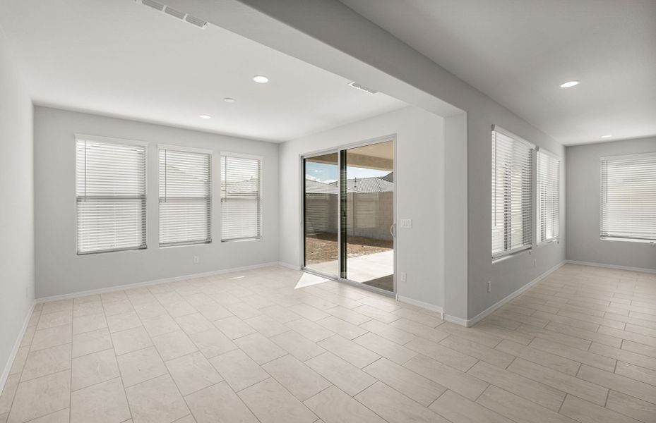 Spacious, unfurnished interior of a new home in Allen Ranches, Litchfield Park (Image 23).
