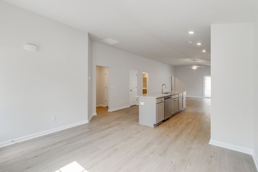 Spacious, unfurnished interior of a new home in Bluefield, Lexington (Image 14).