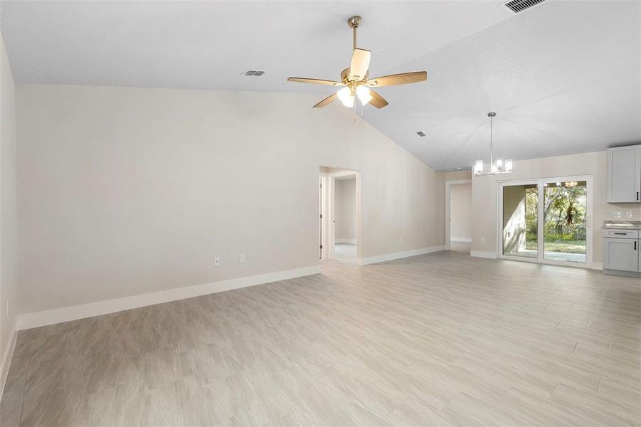 Spacious, unfurnished interior of a new home in , Deland (Image 16).