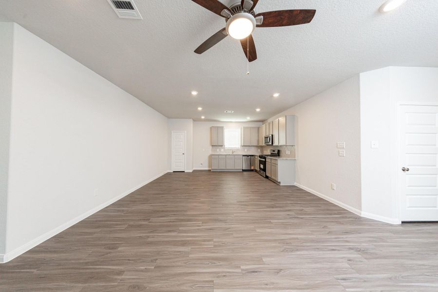 Spacious, unfurnished interior of a new home in River's Edge, Conroe (Image 12).