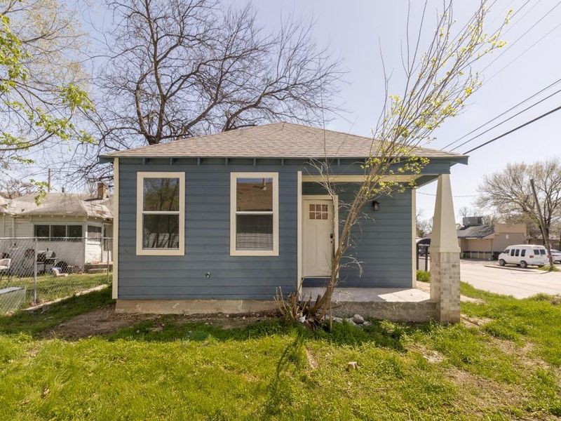 Exterior details and patio area of a home in , Dallas (Image 23).