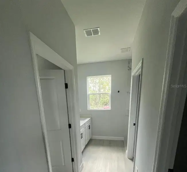 Spacious, unfurnished interior of a new home in , Sebring (Image 6).