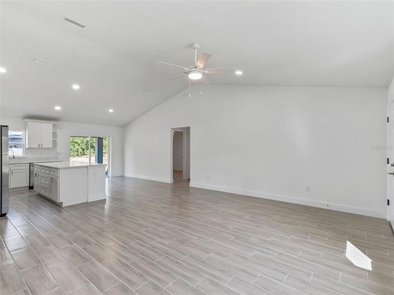 Spacious, unfurnished interior of a new home in , Ocala (Image 18).