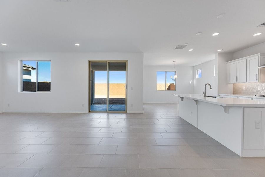 Spacious, unfurnished interior of a new home in Allen Ranches, Litchfield Park (Image 13).