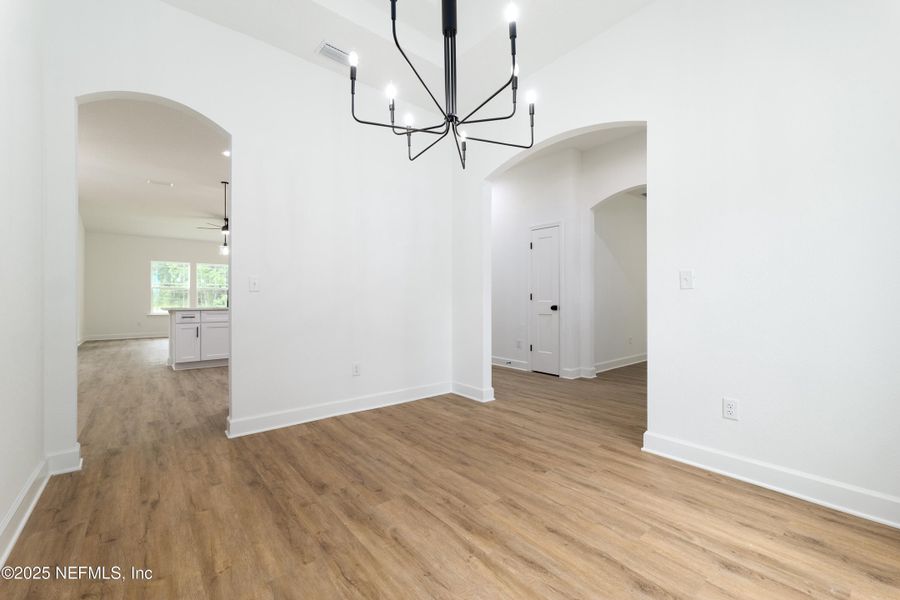 Spacious, unfurnished interior of a new home in , Middleburg (Image 24).