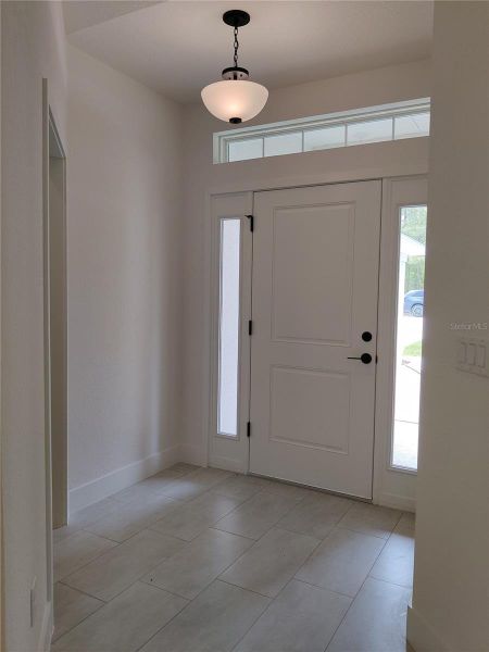 Spacious, unfurnished interior of a new home in Royal Highlands, Weeki Wachee (Image 8).
