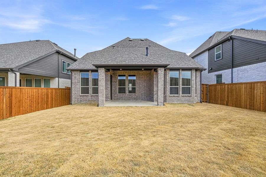 Exterior details and patio area of a home in Wildridge, Oak Point (Image 20).