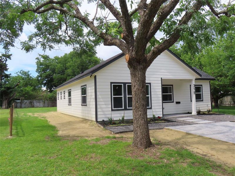 Exterior details and patio area of a home in , Wills Point (Image 21).