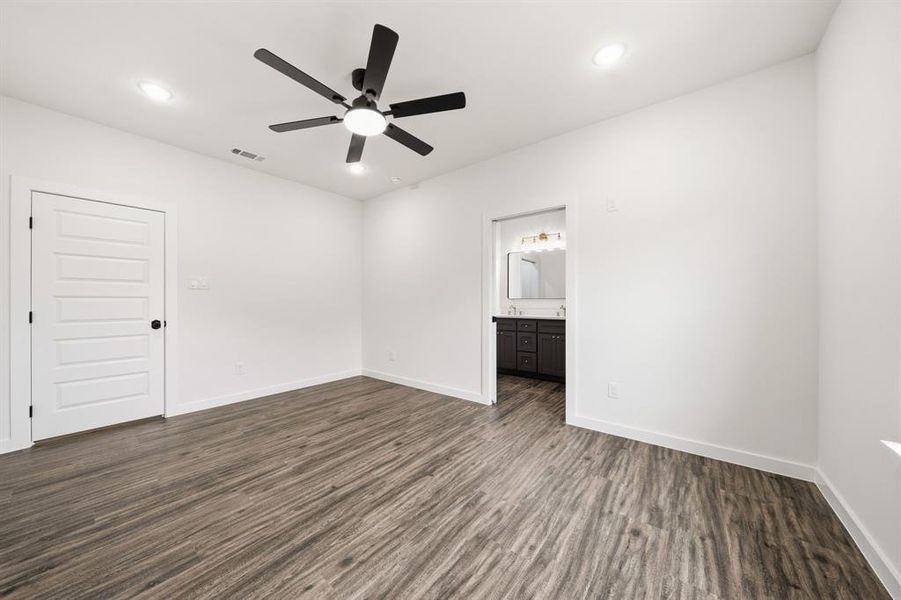 Spacious, unfurnished interior of a new home in , Hillsboro (Image 13).
