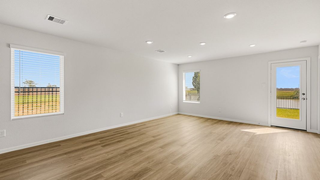 Spacious, unfurnished interior of a new home in Sunterra, Katy (Image 15).