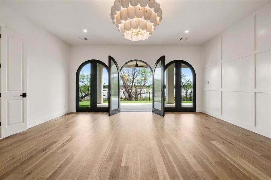 Spacious, unfurnished interior of a new home in The Resort on Eagle Mt. Lake, Fort Worth (Image 21).
