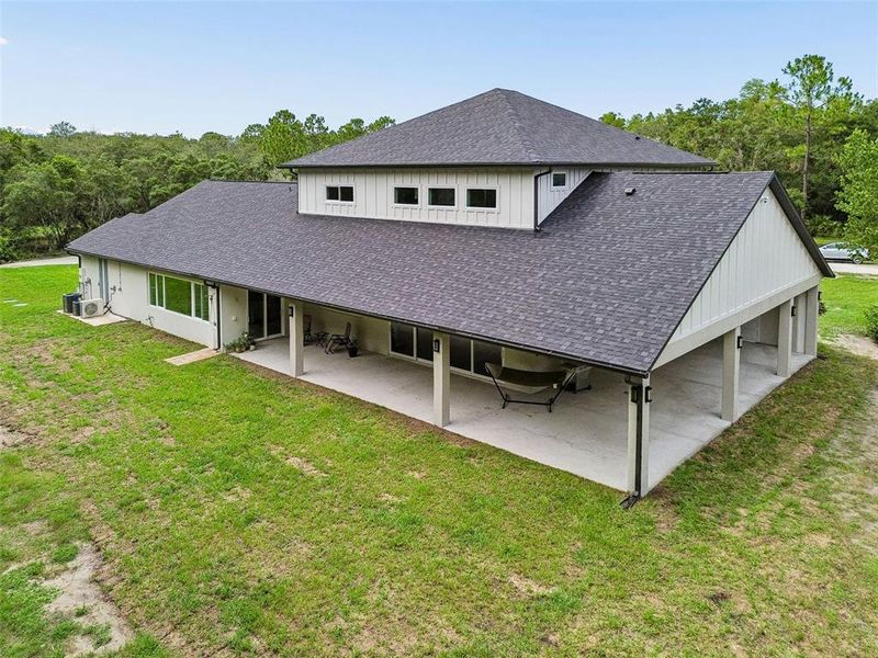 Exterior details and patio area of a home in , New Port Richey (Image 4).