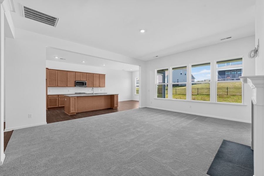 Spacious, unfurnished interior of a new home in Estates at Sugar Creek, Fort Mill (Image 15).