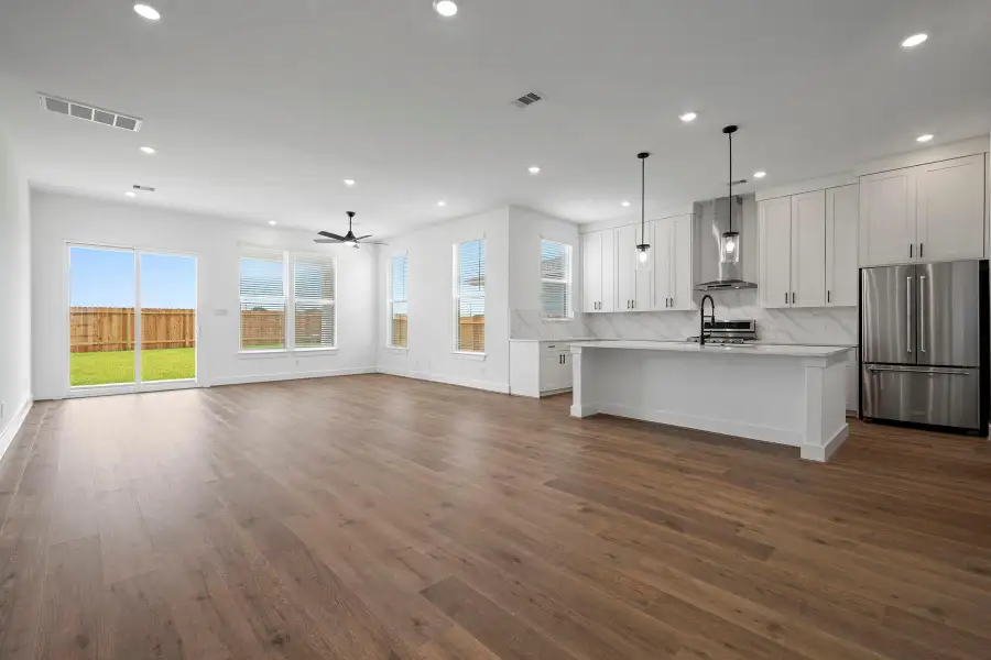 Spacious, unfurnished interior of a new home in Hallimore Ranch, Rosenberg (Image 21).
