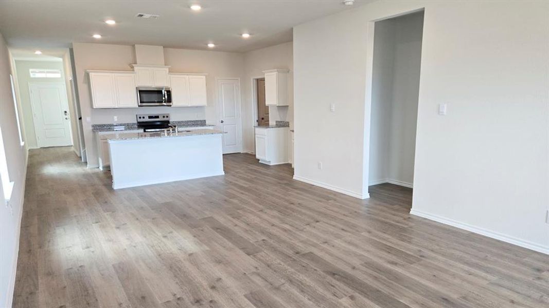 Spacious, unfurnished interior of a new home in Hanolley Hills, Sherman (Image 16).