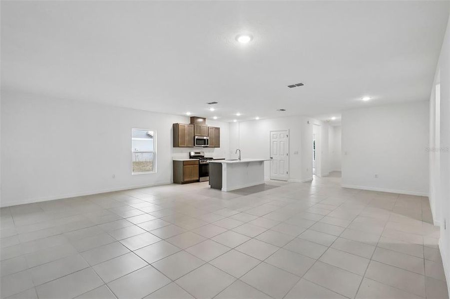 Spacious, unfurnished interior of a new home in Eagletail Landings, Howey-in-the-Hills (Image 20).