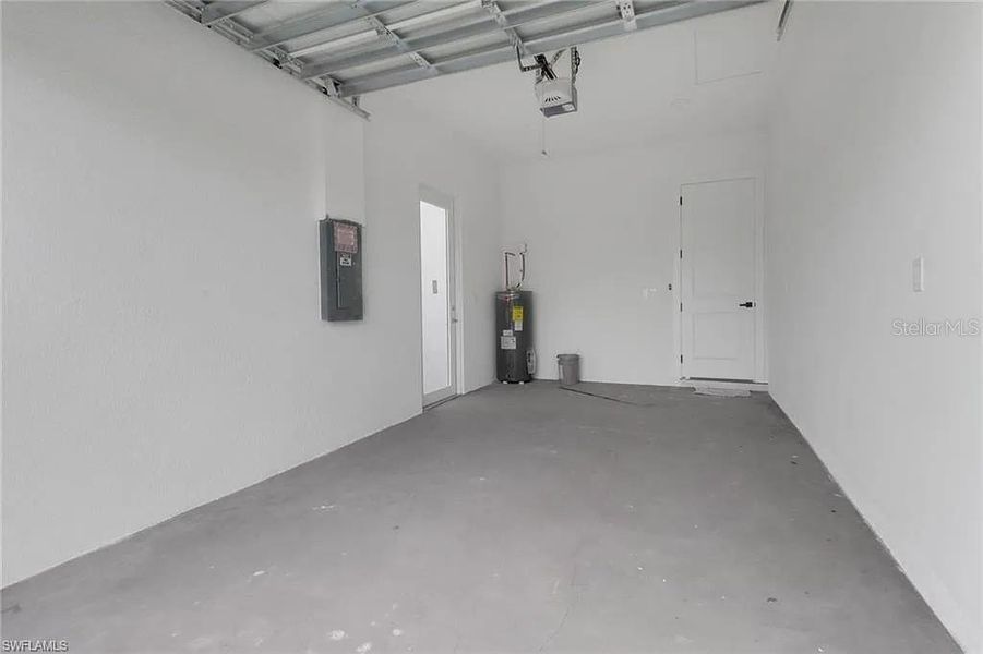 Spacious, unfurnished interior of a new home in , Lehigh Acres (Image 12).