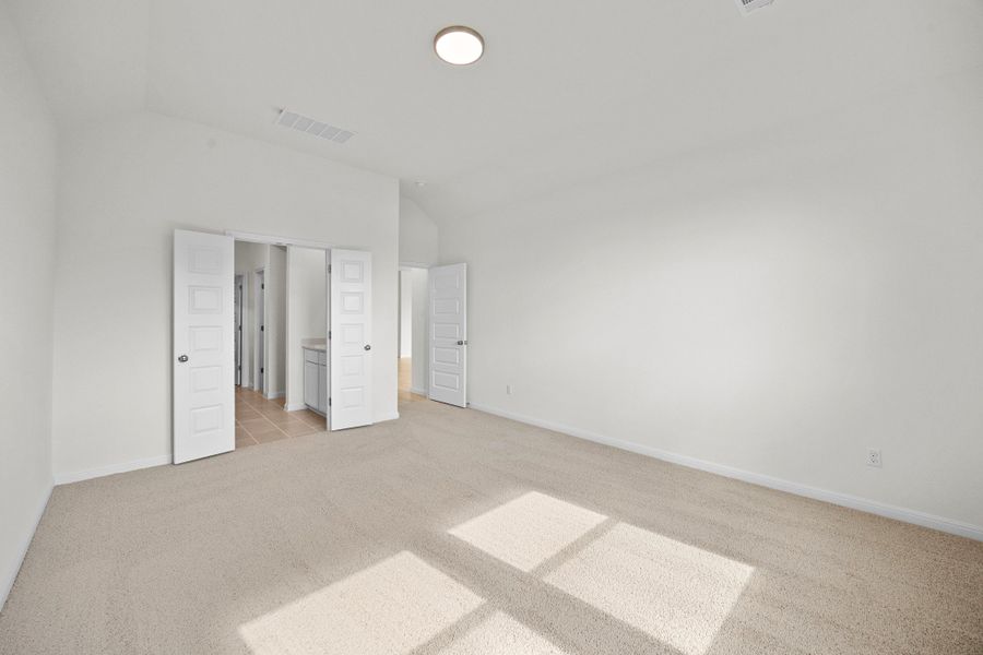 Spacious, unfurnished interior of a new home in Trinity Ranch, Elgin (Image 20).