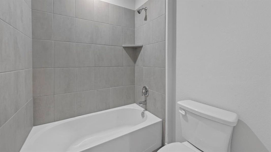 Bathroom with bathing tub / shower combination and toilet Bathroom with bathing tub / shower combination and toilet