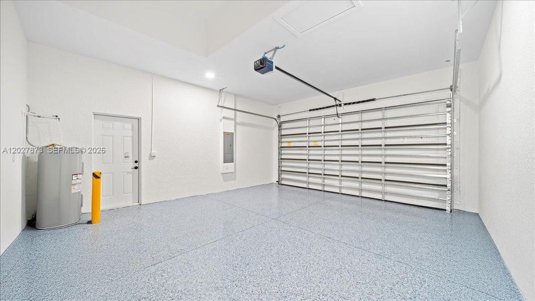 Spacious, unfurnished interior of a new home in , Lehigh Acres (Image 20).