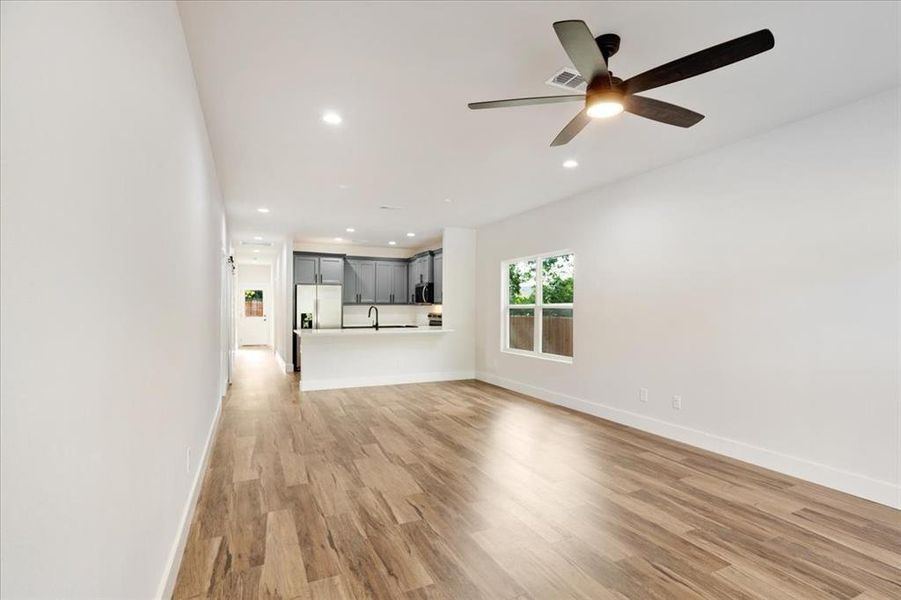 Spacious, unfurnished interior of a new home in , Sherman (Image 11).