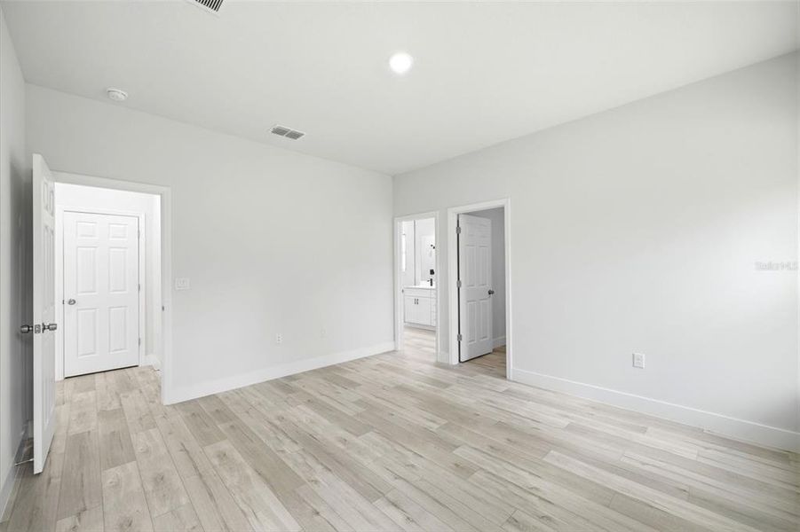 Spacious, unfurnished interior of a new home in , Citrus Springs (Image 25).