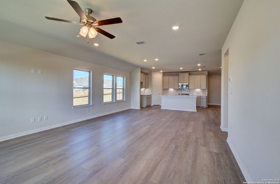 Spacious, unfurnished interior of a new home in Sunflower Ridge, New Braunfels (Image 12).