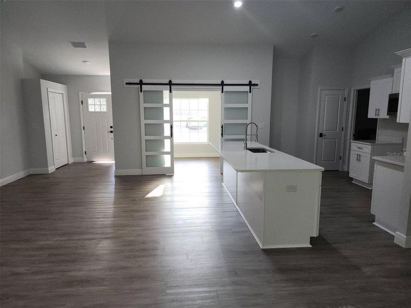Spacious, unfurnished interior of a new home in , Spring Hill (Image 9).