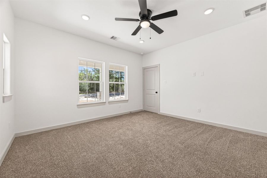 Spacious, unfurnished interior of a new home in , Hempstead (Image 38).