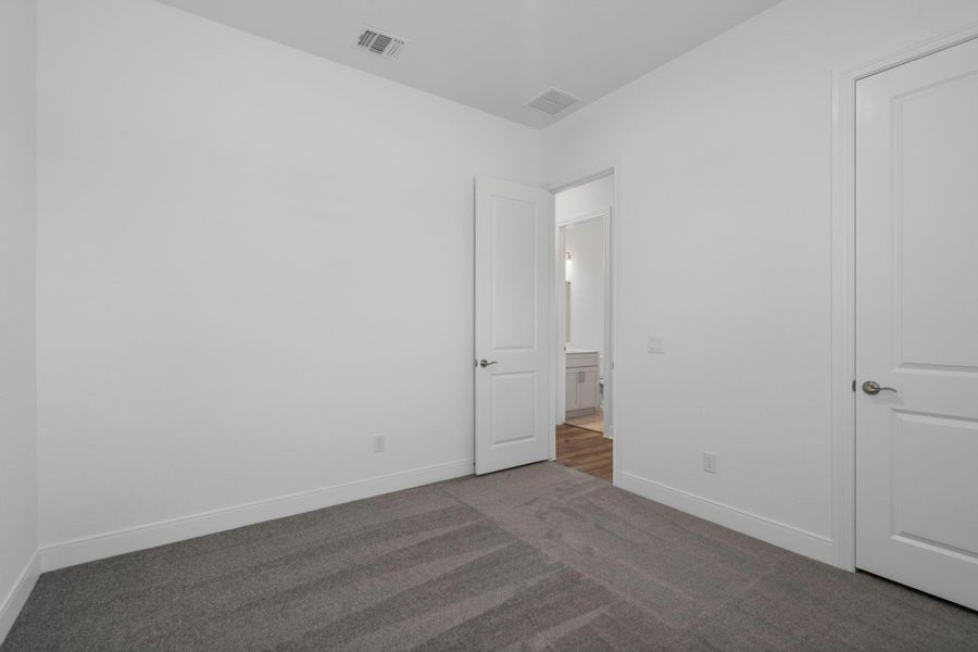 Spacious, unfurnished interior of a new home in Valencia, Manvel (Image 8).