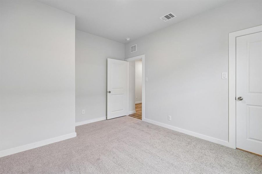 Spacious, unfurnished interior of a new home in Middlefield Village, Dallas (Image 28).