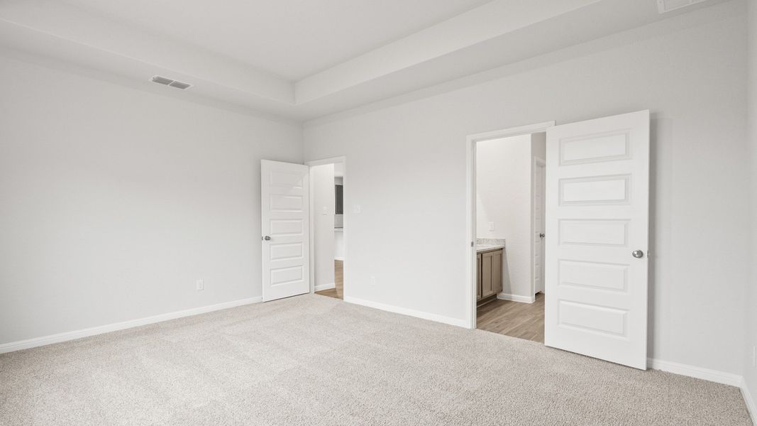 Spacious, unfurnished interior of a new home in Hunters Ranch, San Antonio (Image 16).