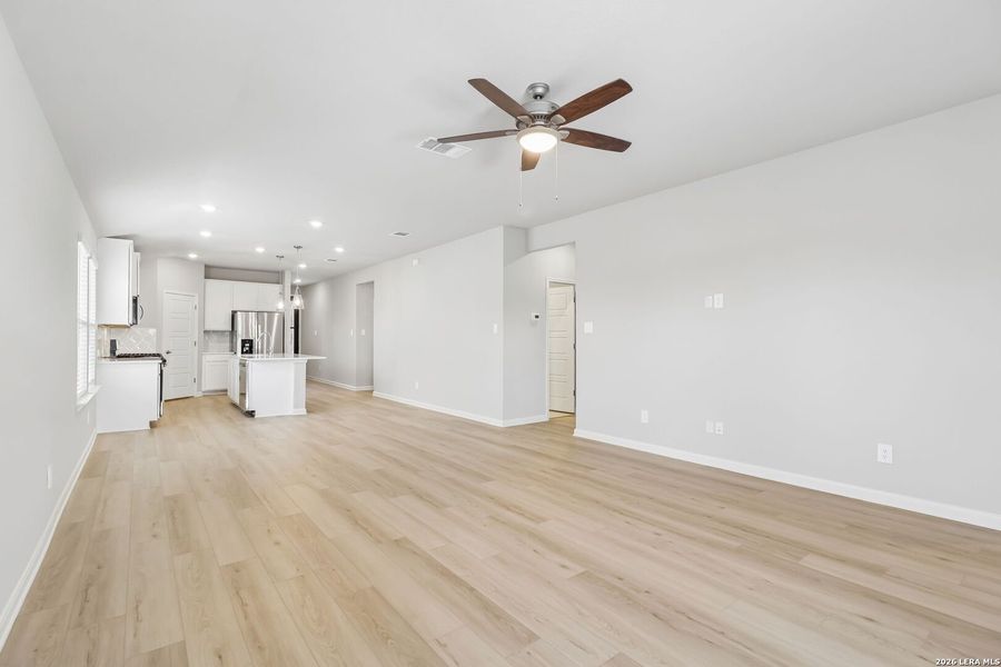 Spacious, unfurnished interior of a new home in Thomas Pond, San Antonio (Image 41).