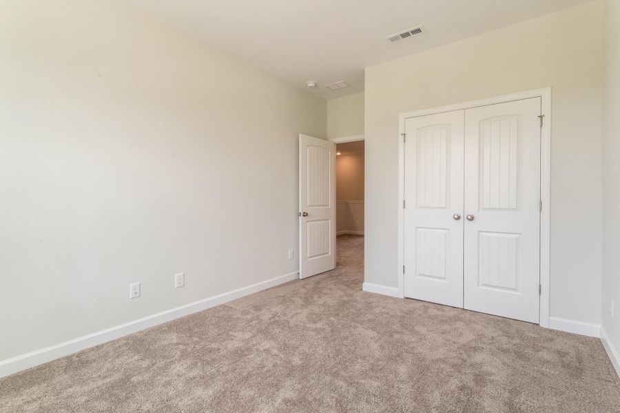 Spacious, unfurnished interior of a new home in Six Oaks, Summerville (Image 16).