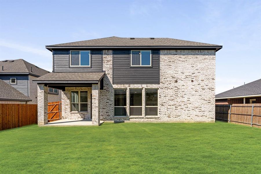 Exterior details and patio area of a home in Sunset Ridge, Alvarado (Image 26).