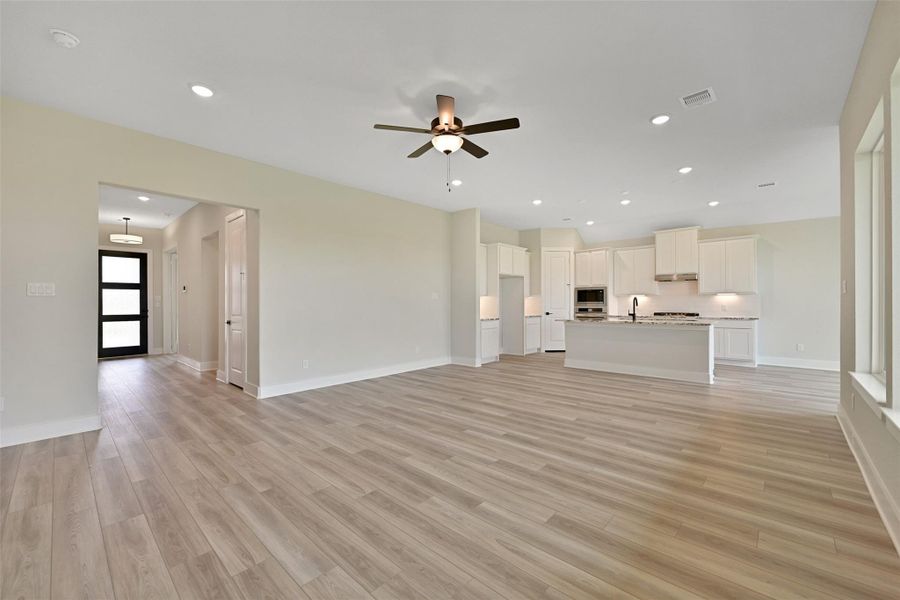 Spacious, unfurnished interior of a new home in Lago Mar, Texas City (Image 19).