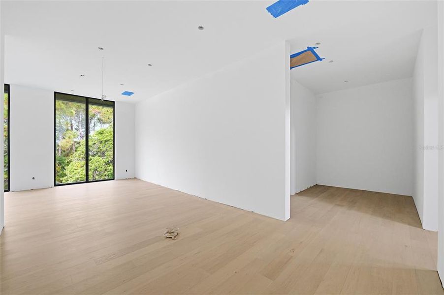 Spacious, unfurnished interior of a new home in Stonelake Ranch, Thonotosassa (Image 23).