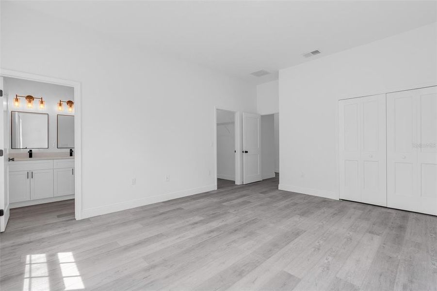 Spacious, unfurnished interior of a new home in , Ocala (Image 15).