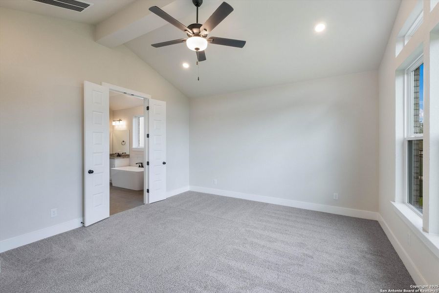 Spacious, unfurnished interior of a new home in Esperanza, Boerne (Image 13).