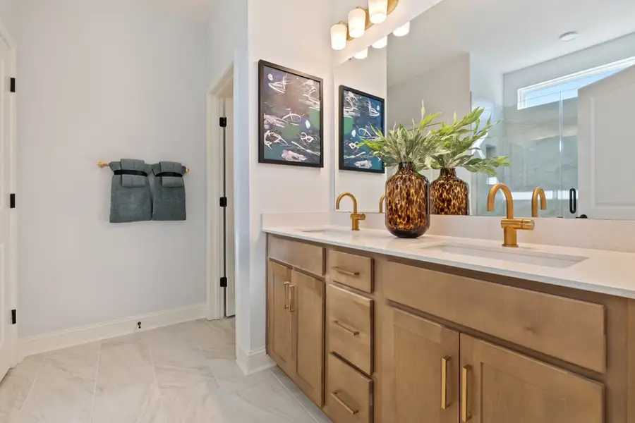 Dual-sink vanity at primary bath