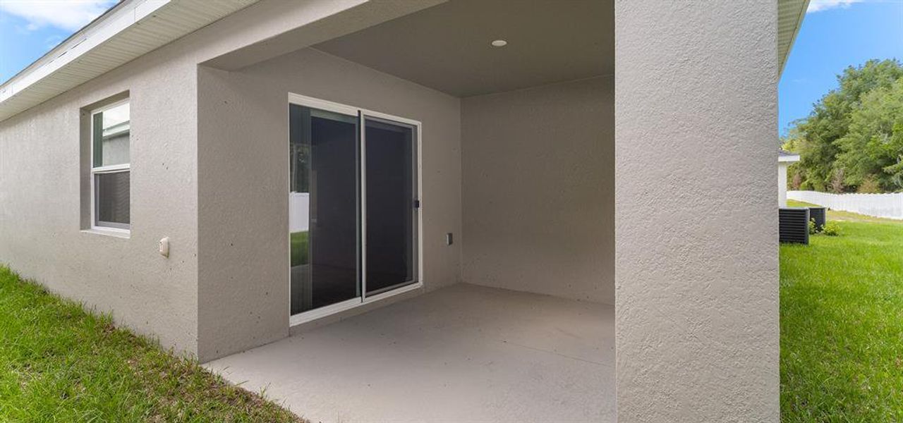 Exterior details and patio area of a home in Vista Trace, Belleview (Image 2).